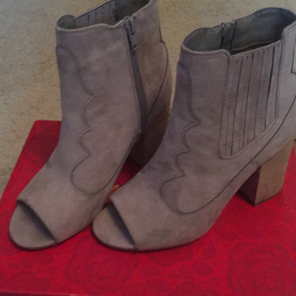 Carlos Santana Grey/Taupe suede peep toe booties